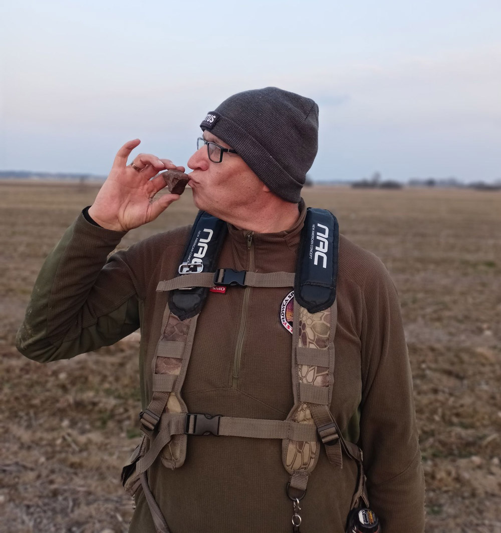 Janusz z okazem znalezionym "gołym" okiem