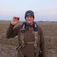 Janusz "Astrokosmo" Kosmowski z okazem meteorytu Pułtusk odnalezionym "gołym" okiem (marzec 2026) Meteoryt Pułtusk - marzec 2026